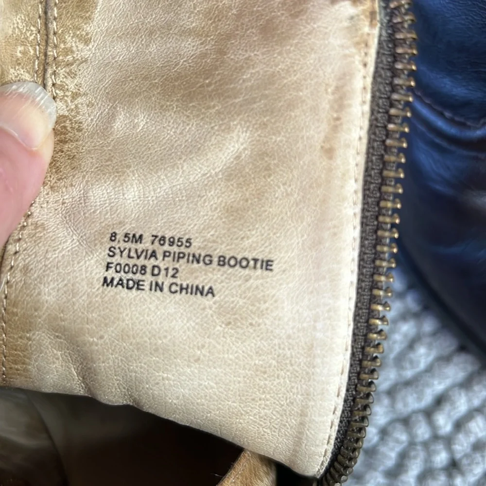 FRYE SYLVIA‎ PIPPING BOOTIE